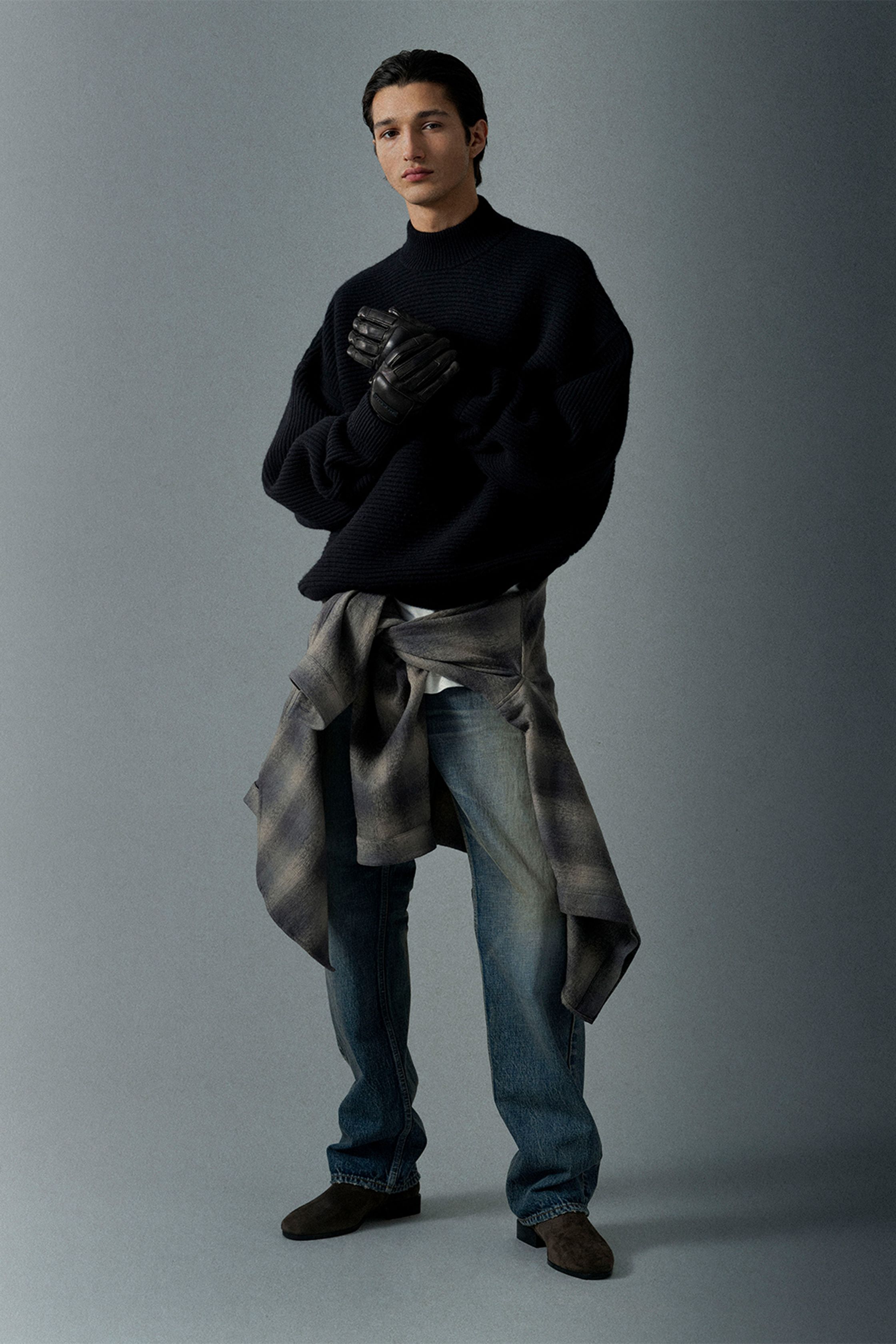 Fear of God 2026秋冬继续深化品牌标志性的极简街头美学：宽松西装、结构大衣、长裤与中性色调构建出安静而克制的现代衣橱。沙色、灰色与深黑形成柔和色谱，大廓形比例让服装在身体周围形成自然空间。设计师通过极简设计语言将街头文化提升至高级时装层面，使系列既具有精神性，也兼具实穿功能-顽石频道趋势研究